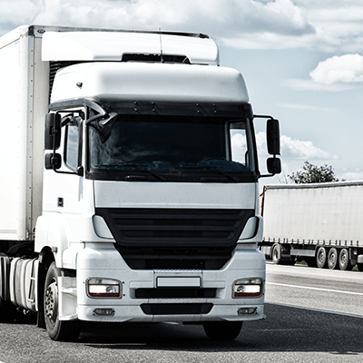 Weißer LKW auf der Straße