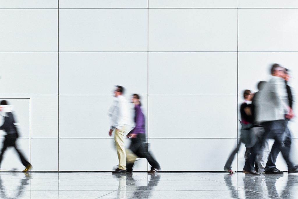 Personen innerhalb einer Messe